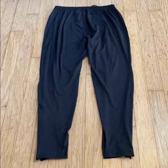 COPY - Men’s Nike Dry Element Pant very Small hole on the upper leg. - Picture 5 of 8